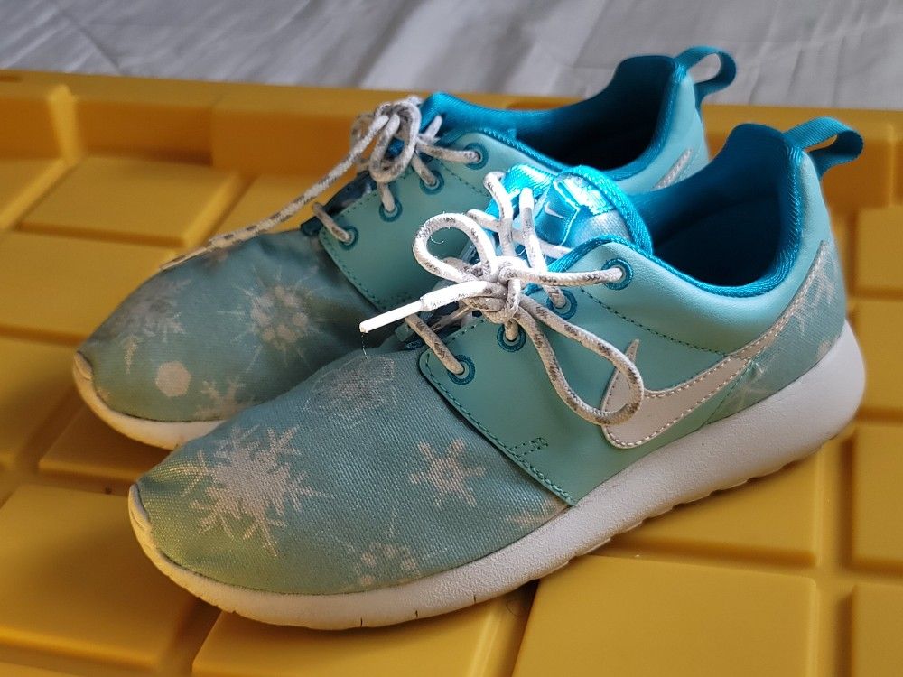 Nike Kid's Roshe One 5.5y Running Shoe light aqua blue