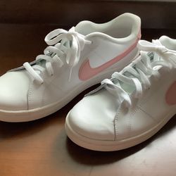 NIKE NEW  WOMENS COURT SHOES SIZE 10