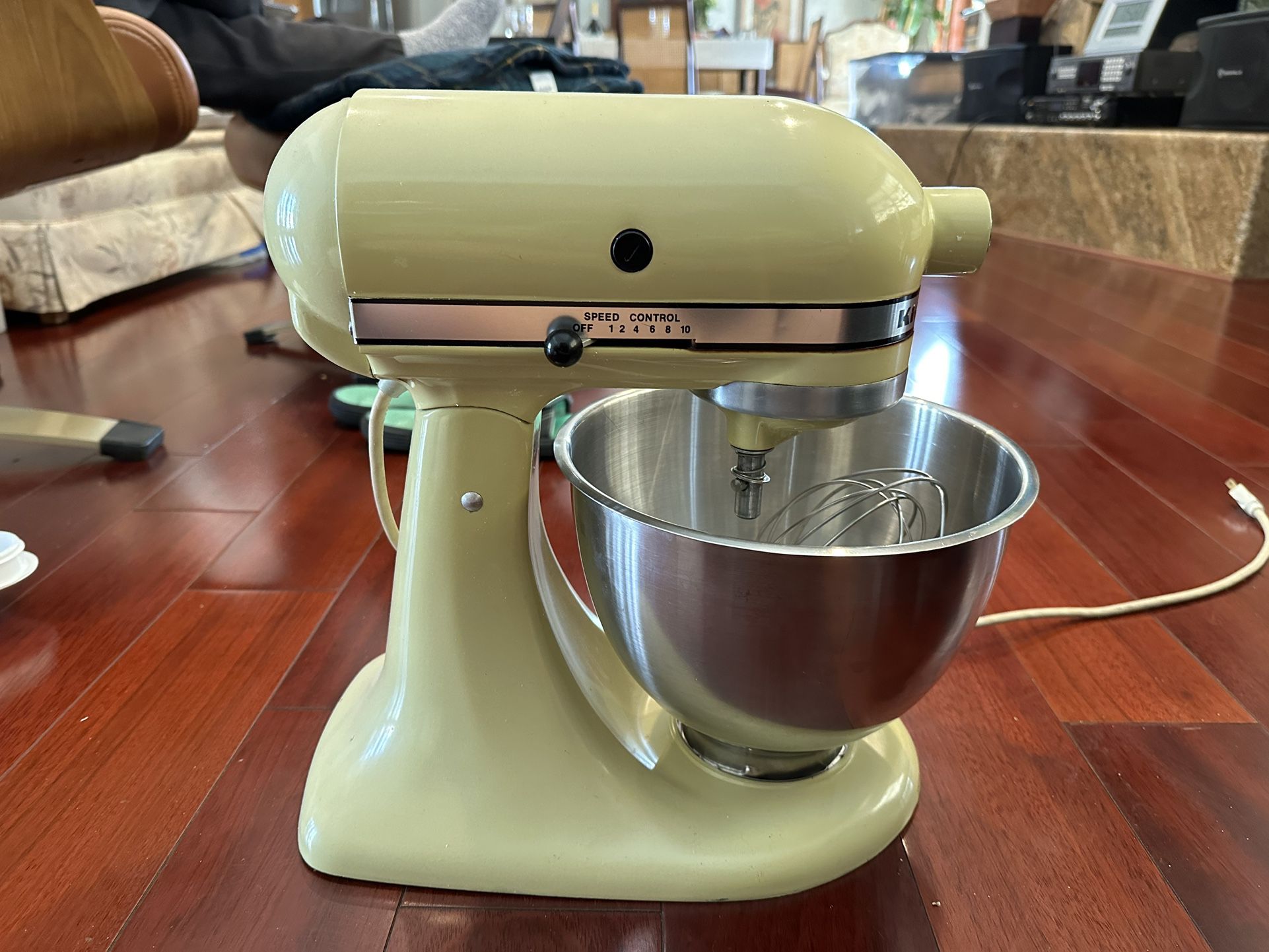 KitchenAid 4.5 qt Mixer Stand tilt head for Sale in Yorba CA OfferUp