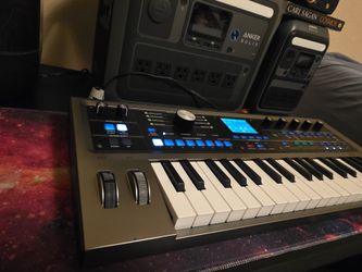 Korg MicroKorg 2 w/vocoder mic/adapter