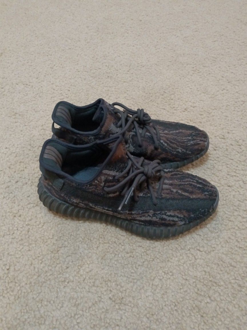 Adidas Yeezy Boost 350 V2 lace up Size 10