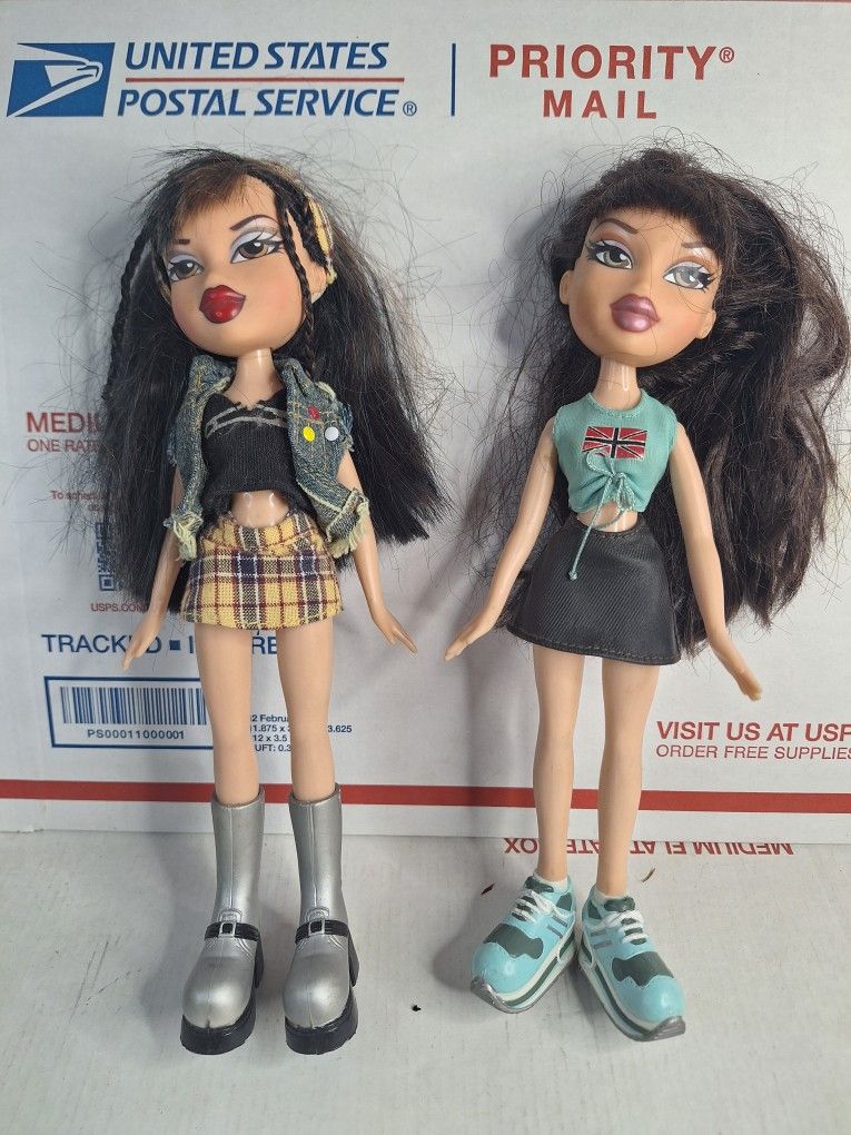 Vintage 2001 Lot Of 2 BRATZ Dolls w/Clothes & Shoes - PRE-LOVED - NICE SET