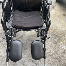 Wheelchair with adjustable footrest 