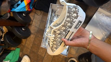 Size 10 Dior b23