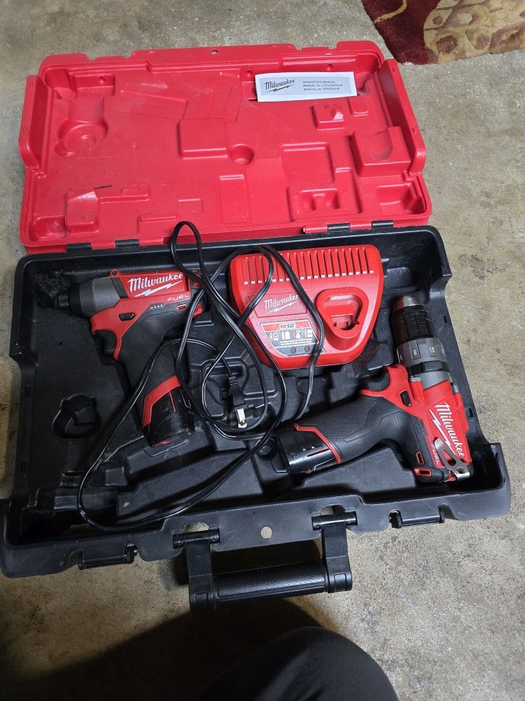 Milwaukee M12 Drill Set