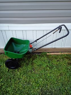 Scott's Turf Builder Edge Guard Mini Broadcast Spreader