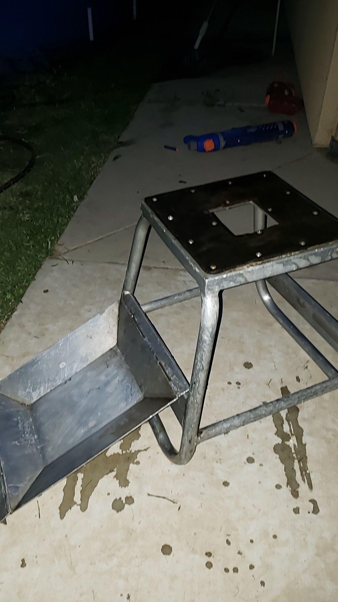 Dirt bike stand with tray