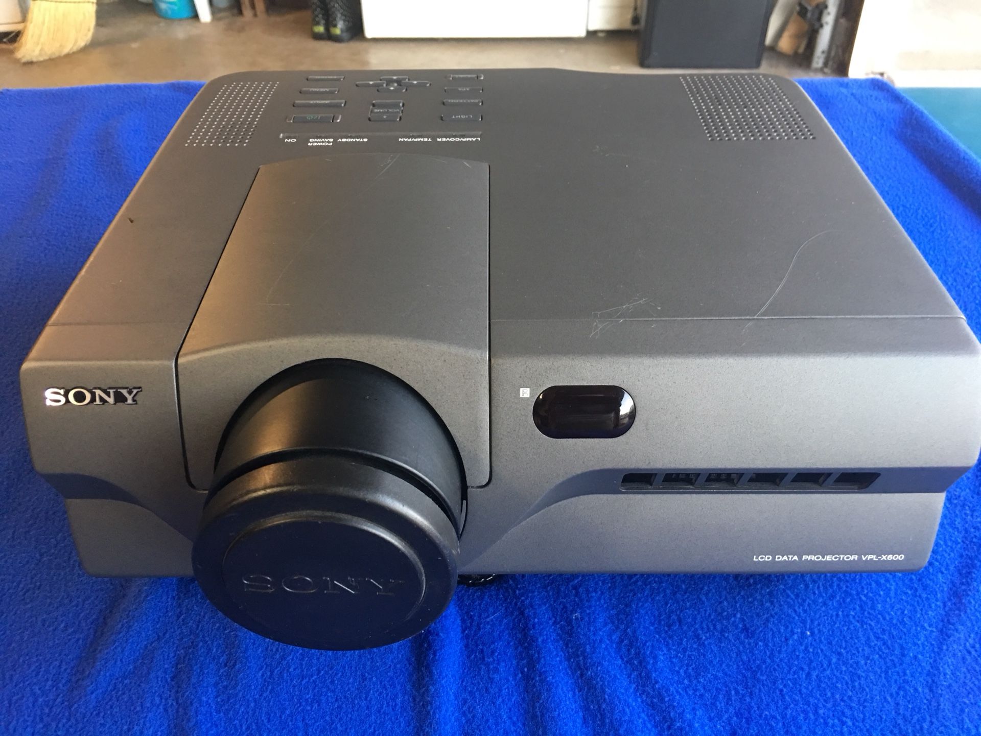 Sony projector VPL-X600 works great