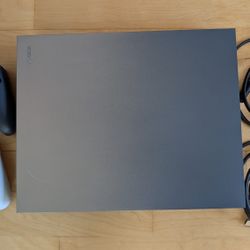 Xbox One X + 2 Controllers