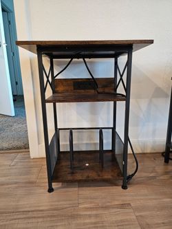 Mesa Auxiliar con Enchufes / End Table with Outlets