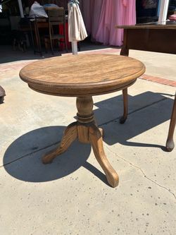 Oak Table $5.00.  Chino, ca