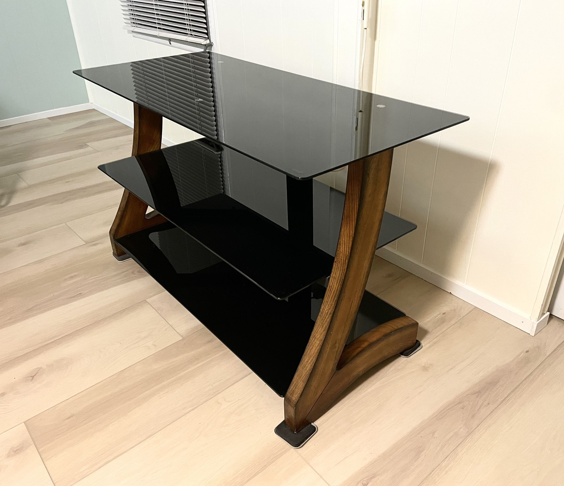 Attractive 3-Tier Glass Top Tv Stand!