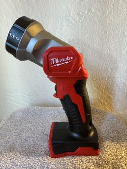 Milwaukee M18 18-Volt Lithium-Ion Cordless 100 Lumens LED Flashlight (Tool-Only)