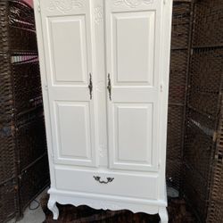 Armoire French provincial  rustic finish with 4 layers of paint $275