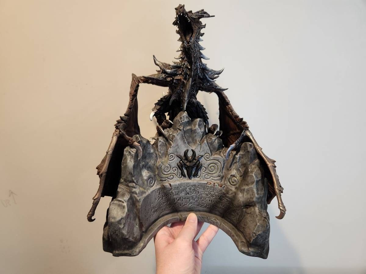The Elder Scrolls V: Skyrim Collectors Edtion Alduin Statue