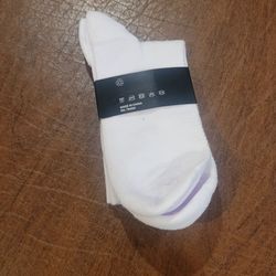 Apple Employee 2024 Close Your Rings Challenge Socks Adult Small. New, 
in original wrapped.
Size small Small (S): Fits Men's US 3 – 5.5 / Women's US 