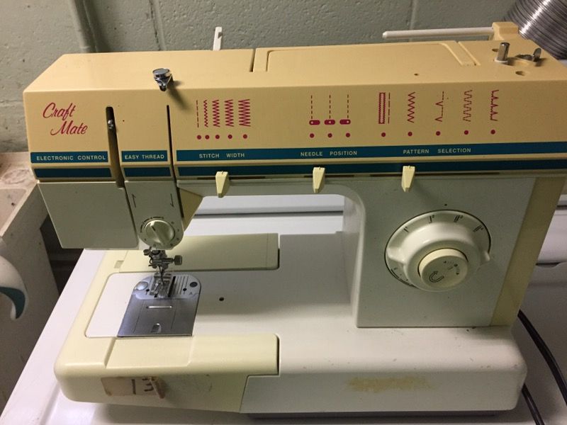 Vintage Singer Craft Mate Sewing Machine Model CM17