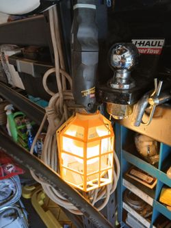 JETREEL HANGING RETRACTABLE LIGHT