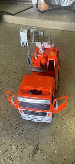 DRIVEN by Battat Toy Crane Truck / Camión de Grúa Grande
