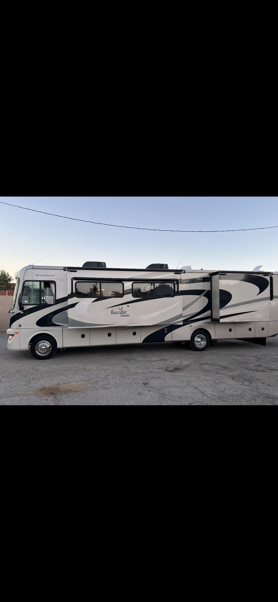 2011 Bounder 3 slide out 36R