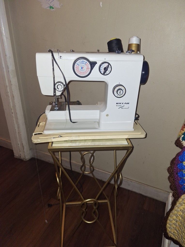Maquina De Coser "Riccar Super Stretch"