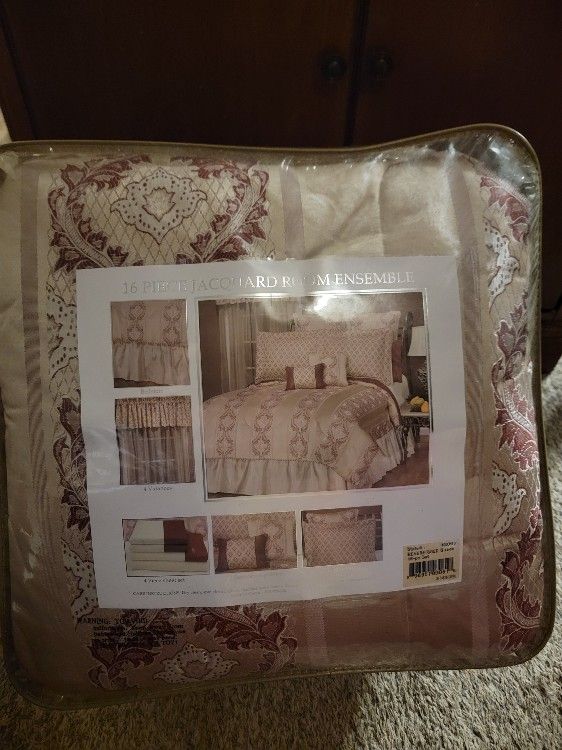 Queen Comforter Set. Like New