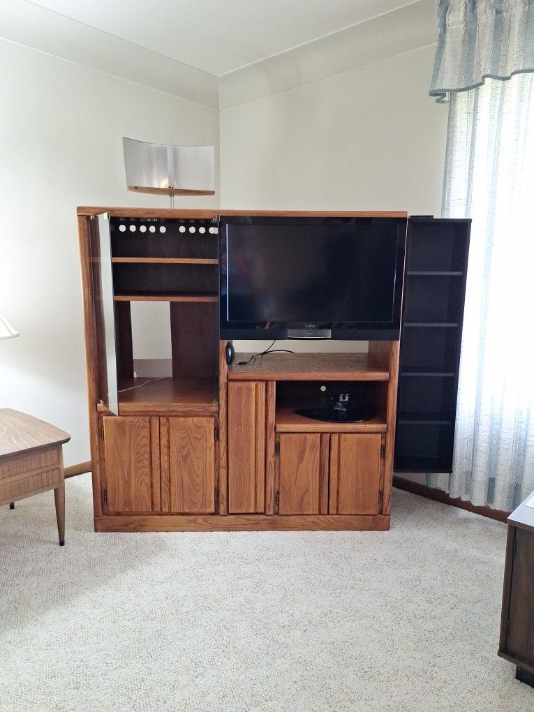 Oak Entertainment Center W/Flat Screen TV