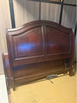 Queen bed and small drawers- great quality