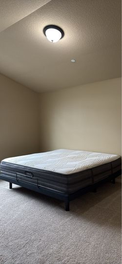FREE King Beautyrest Black Hybrid Mattress + Adjustable Power Base $400 - MOVE OUT SALE!