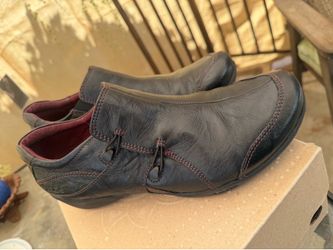 Women’s Taos leather black loafers