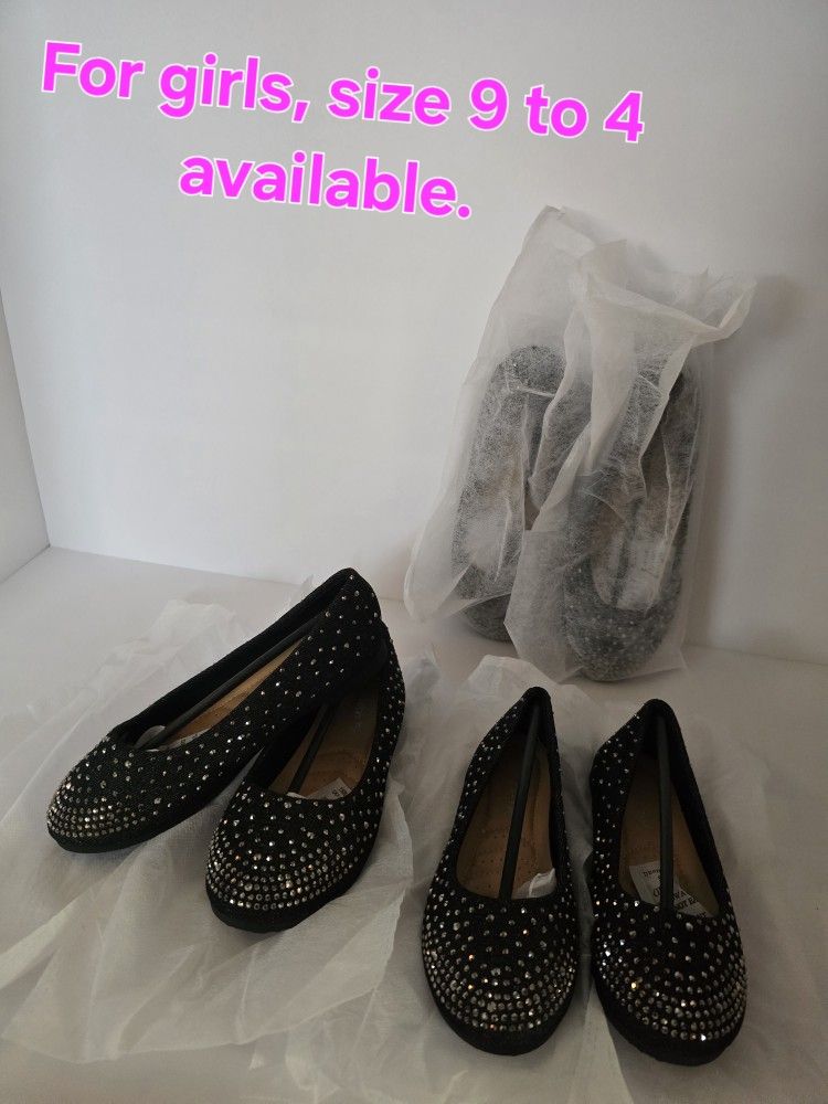 Size available from 9 to 4 for girls.