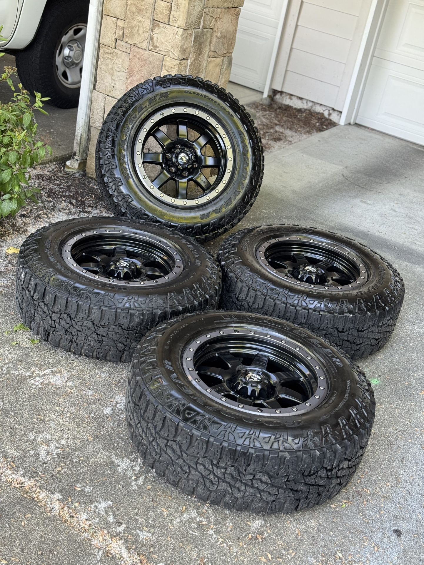 6x5.5 Fuel 275/70/18 (33’inch) Goodyear Wrangler A/T