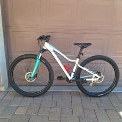 SPECIALIZED JYNX 27.5 INCH MOUNTAIN BIKE LIKE NEW ( CHECK MY OTHER BIKES)