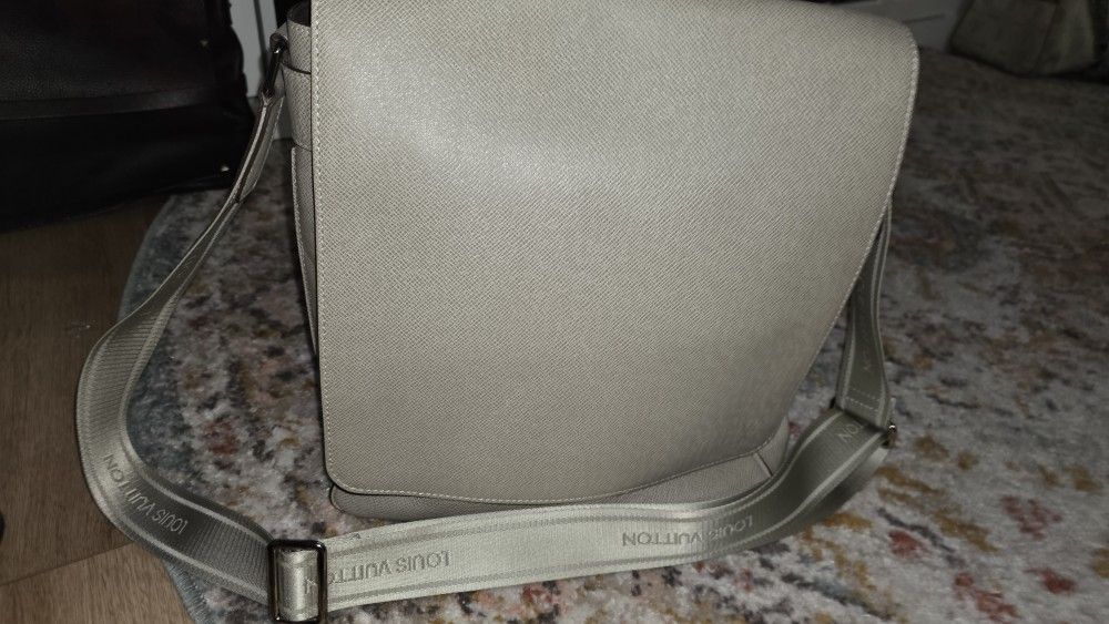 Louis Vuitton Messenger Bag - Unisex