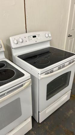 GE Glass-Top Electric Range – 30in White, SmoothTop