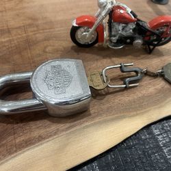 Harley-Davidson Collectible Lot – Motorcycle, Lock & Accessories