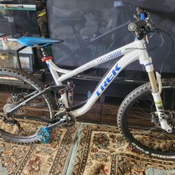 TREK DOWNHILL BIKE