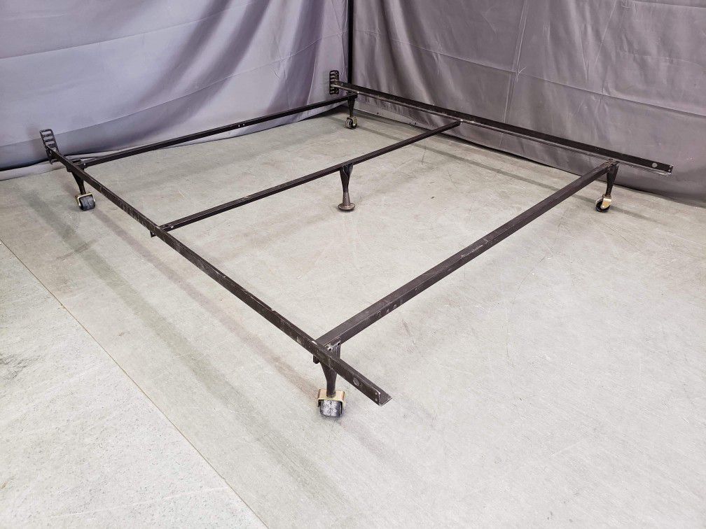 Queen metal bed frame in great condition