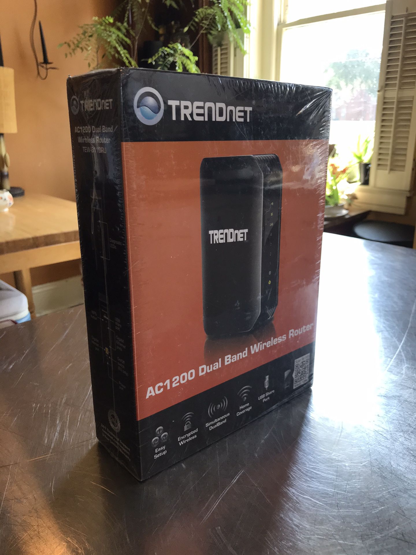 Brand New TRENDnet AC200 Dual Band Wireless Router TEW-811DRU