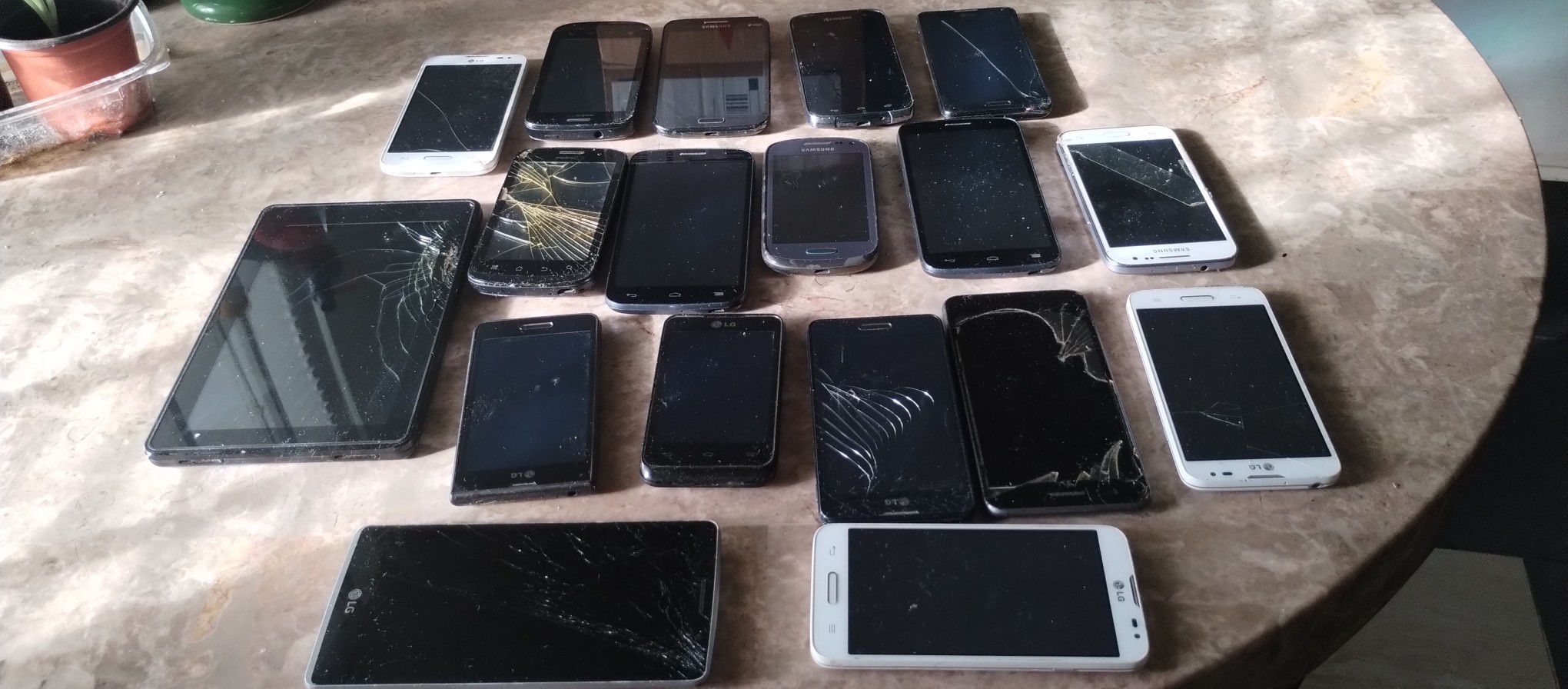 16 Cell Phones And 1 Amazon Fire Tablet 