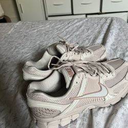 Pink Nike Vomero 5 Shoes 