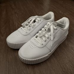 Women’s (8) White Puma Shoes 