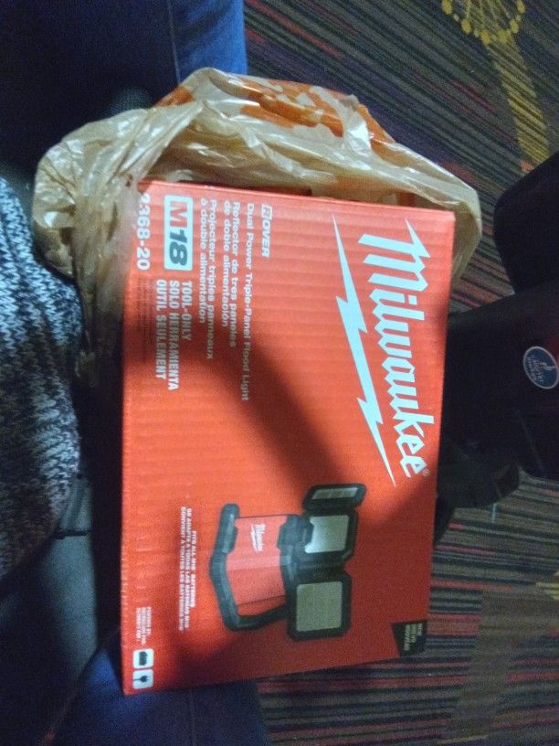 Milwaukee Rover Dual Power Triple Panel Flood Light