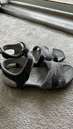 Croft & Barrow sandals;  61/2;