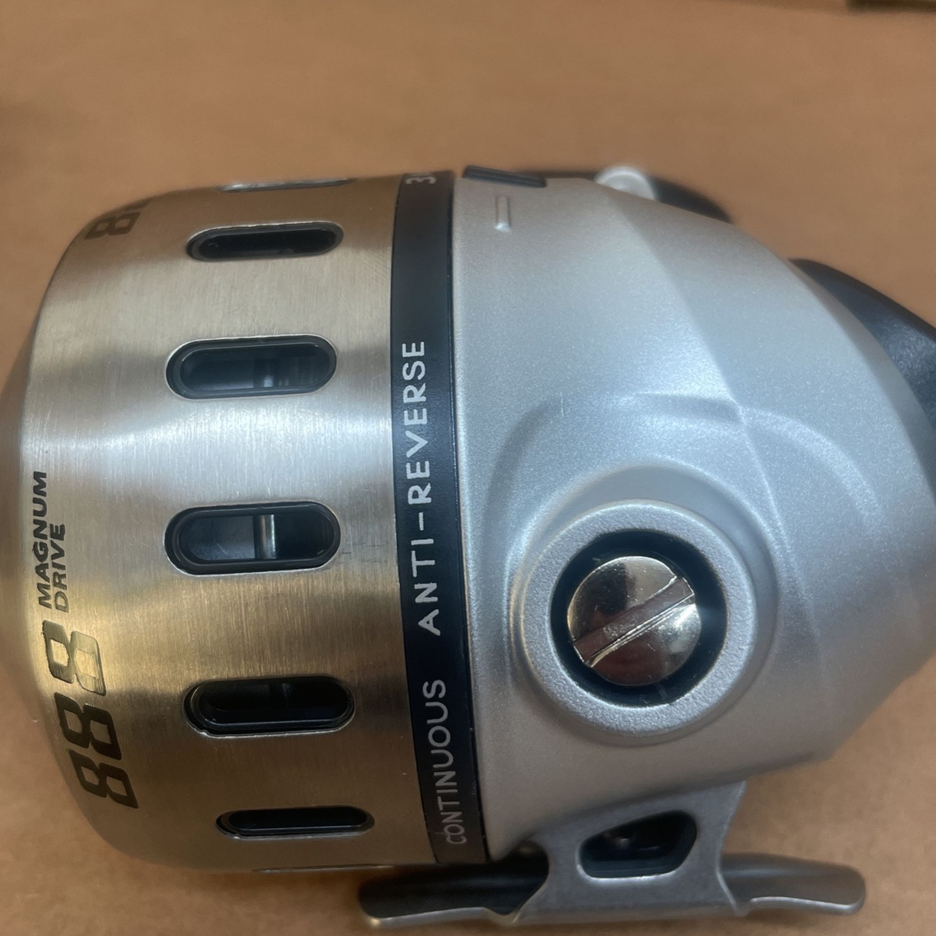 Zebco 888 Magnum Anti-Reverse Reel for Sale in Miami, FL - OfferUp