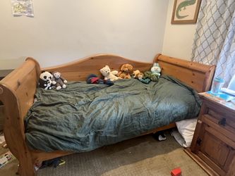 Stunning Solid Pine Daybed Twin Bed 