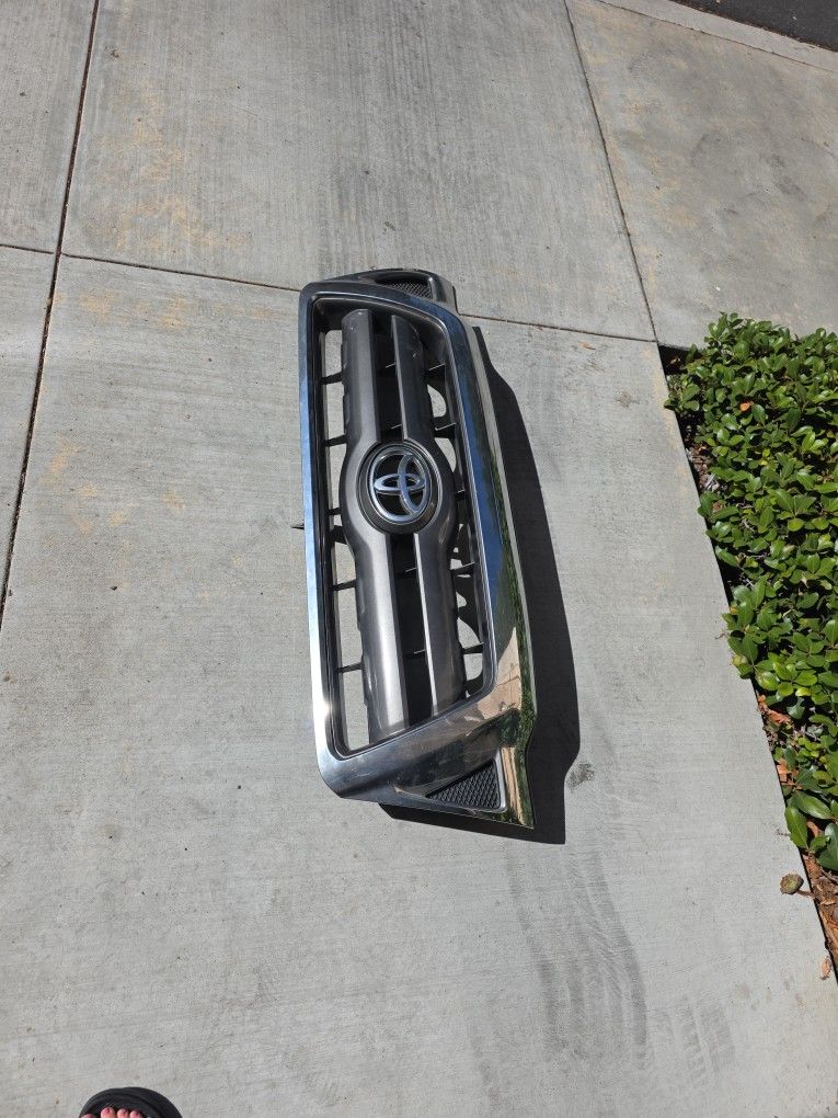 2009 Toyota Tacoma 2nd GEN Grill