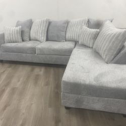 BRAND NEE SECTIONAL SOFA WITH ALL PILLOWS INCLUDED 