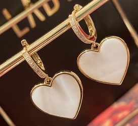 Heart-shaped petal stud earrings