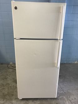 White GE 16 Cu Ft Refrigerator